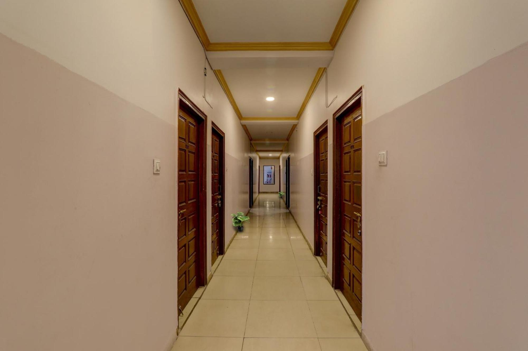 فندق Collection O Premier Near Hazratganj لاكناو المظهر الخارجي الصورة